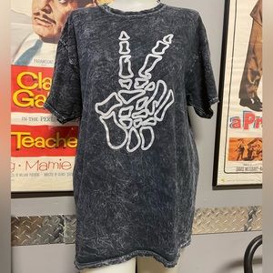 LADRFT Mens “Victory” Graphic Skeleton Hand Peace Sign Distressed T-Shirt Size L